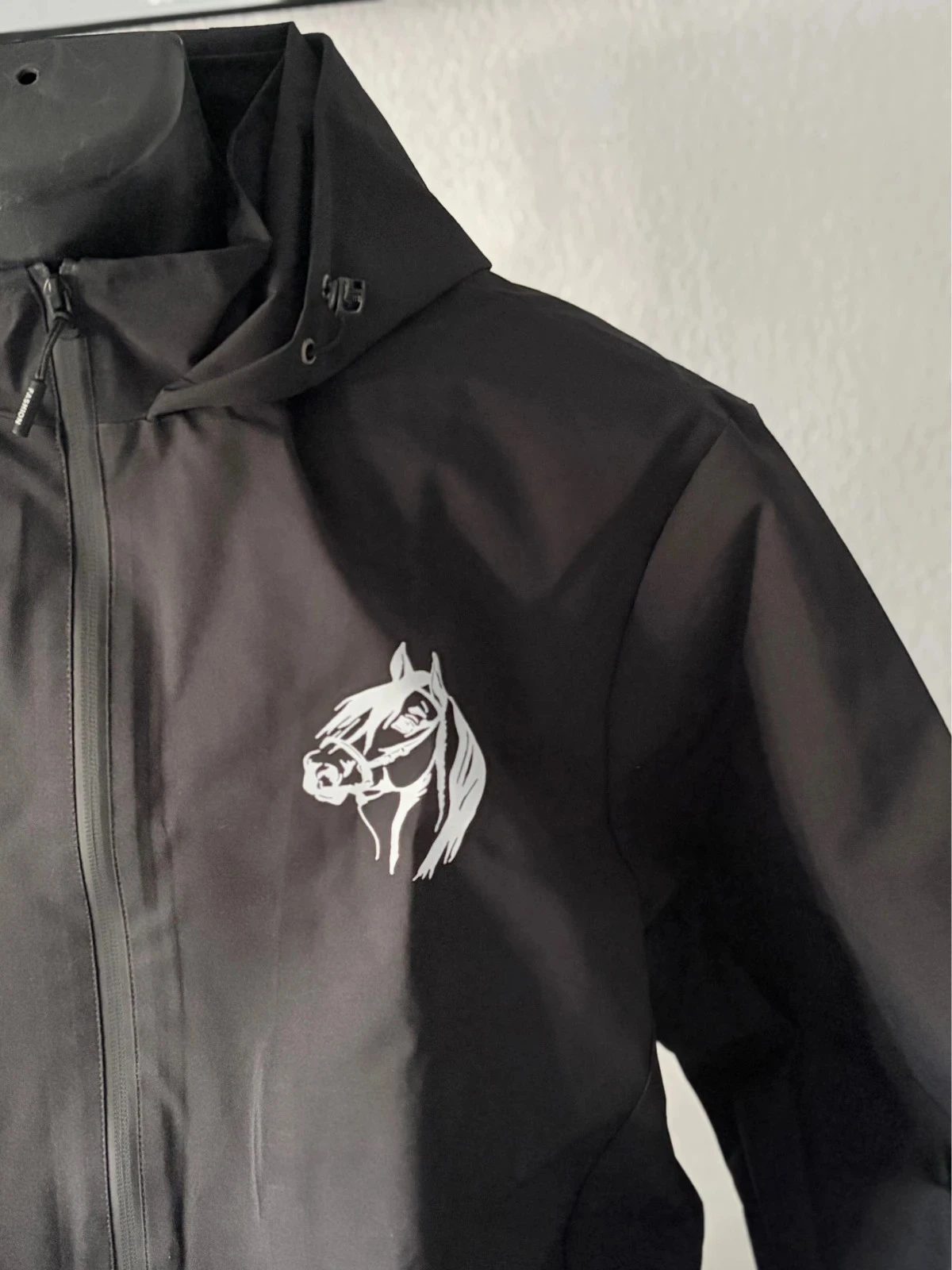 Chaqueta cortavientos negra con capucha motivo caballo en la espalda 100% poliéster hombre XXL nuevo – photo 3